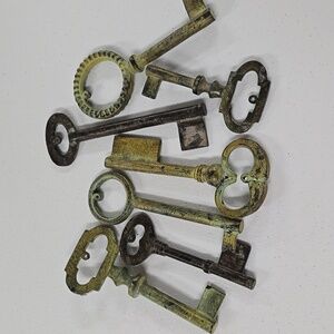 Bundle of antique looking keys for decor